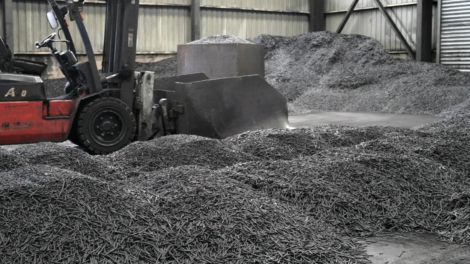 4 mm große, aus Kohle extrudierte Aktivkohlepellets im Werk Qizhong